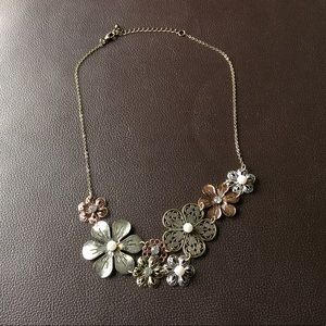 Multi toned metal floral necklace pre owned.